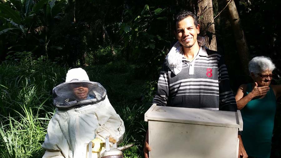 Arthur acompanha trabalho de apicultor no sítio onde morava e estudava (Foto: Arquivo pessoal)